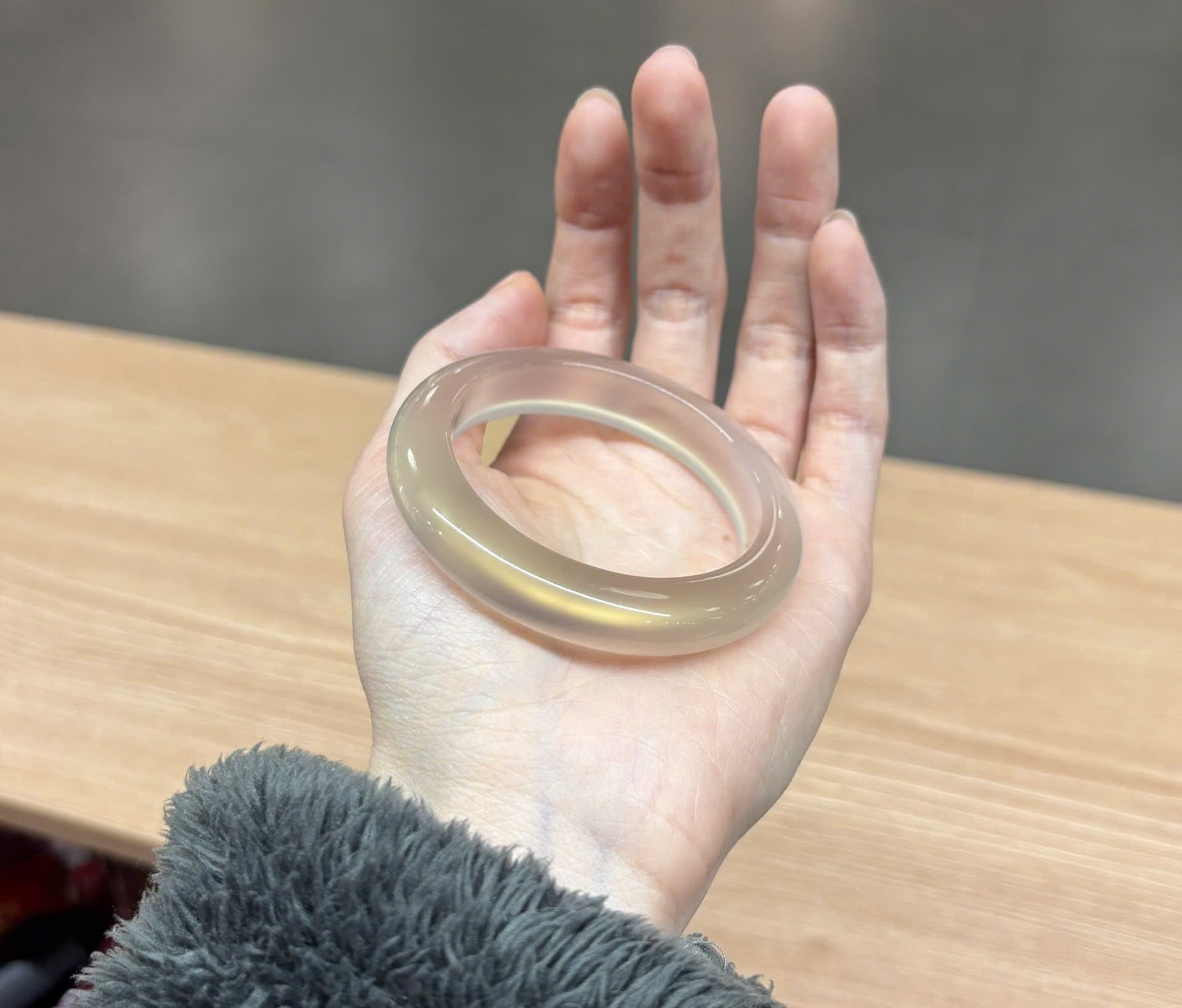 Vòng Tay Nguyên Khối: Bản Hẹ, Bản Tròn, Bản Vuông - Vòng Nào Phù Hợp Với Bạn?