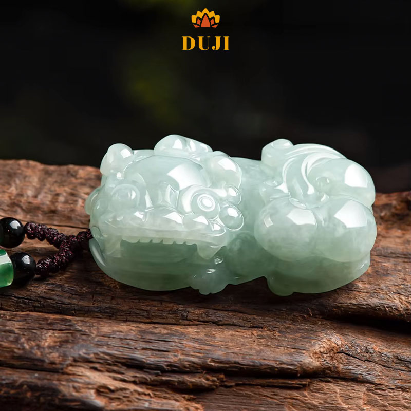 Mặt dây chuyền Pixiu ngọc bích Myanmar tự nhiên màu xanh lá cây nhạt