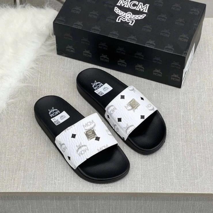 Dép Nam Nữ MCM Trắng Quai Ngang Đính Tag Logo kim loại SIêu Đẹp full box - Dép Quai Ngang Nam Nữ M.C.M Phối Màu