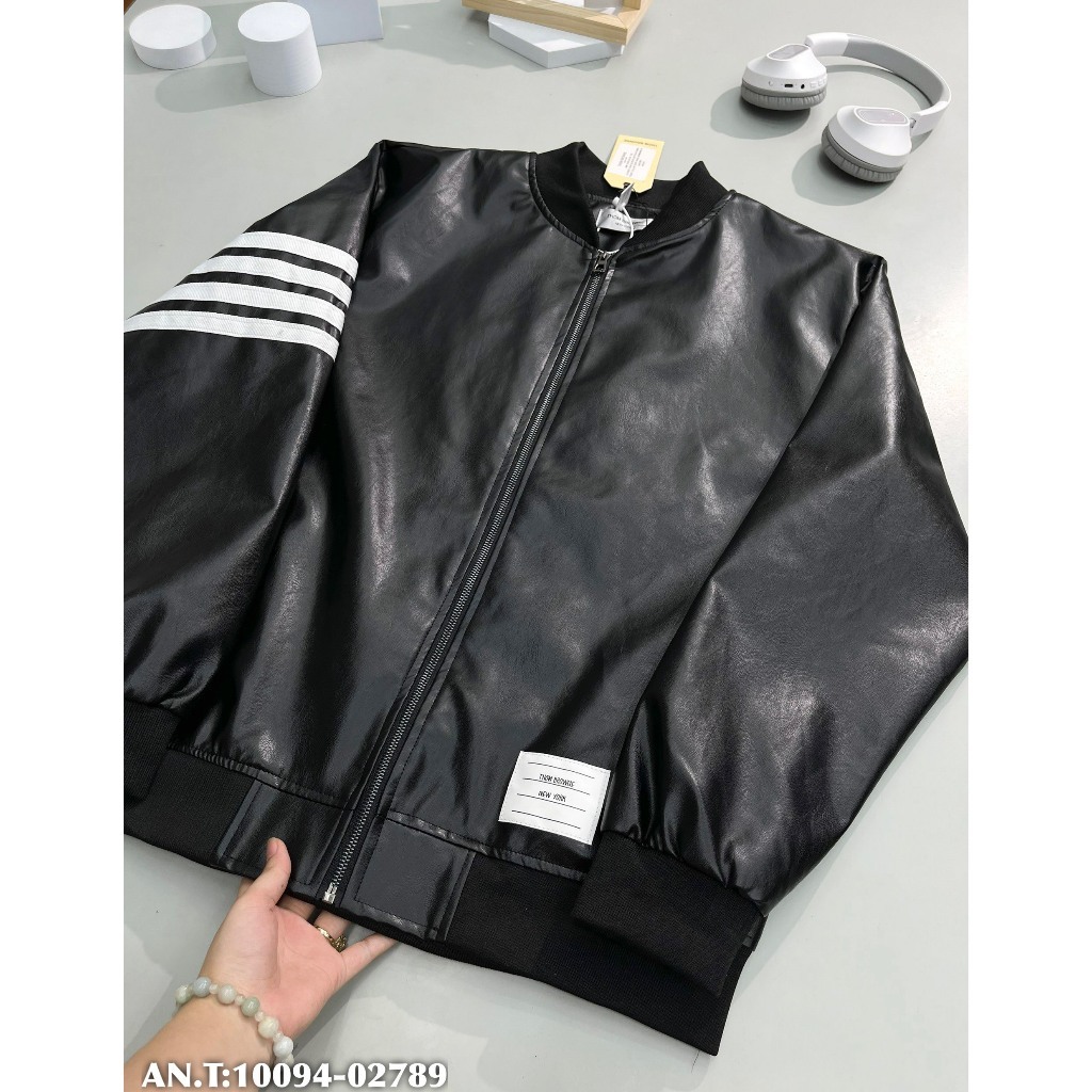[AIO fashion] Áo Khoác Da Nam Thom Browne Bomber Jacket Thêu 4 Sọc Trắng Tay Lót Gió Bo Chun Dày Dặn Sang Trọng
