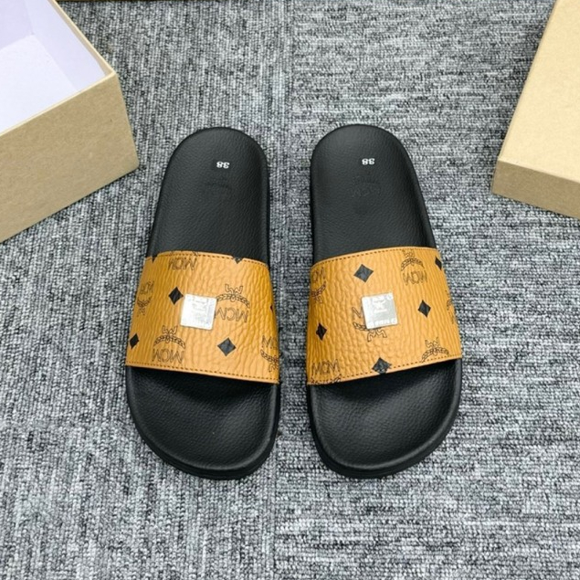 Dép quai ngang nam nữ MCM vàng Hoạ Tiết Tag Logo Vuông,Dép Quai Ngang MCM Wmms Slides Monogram