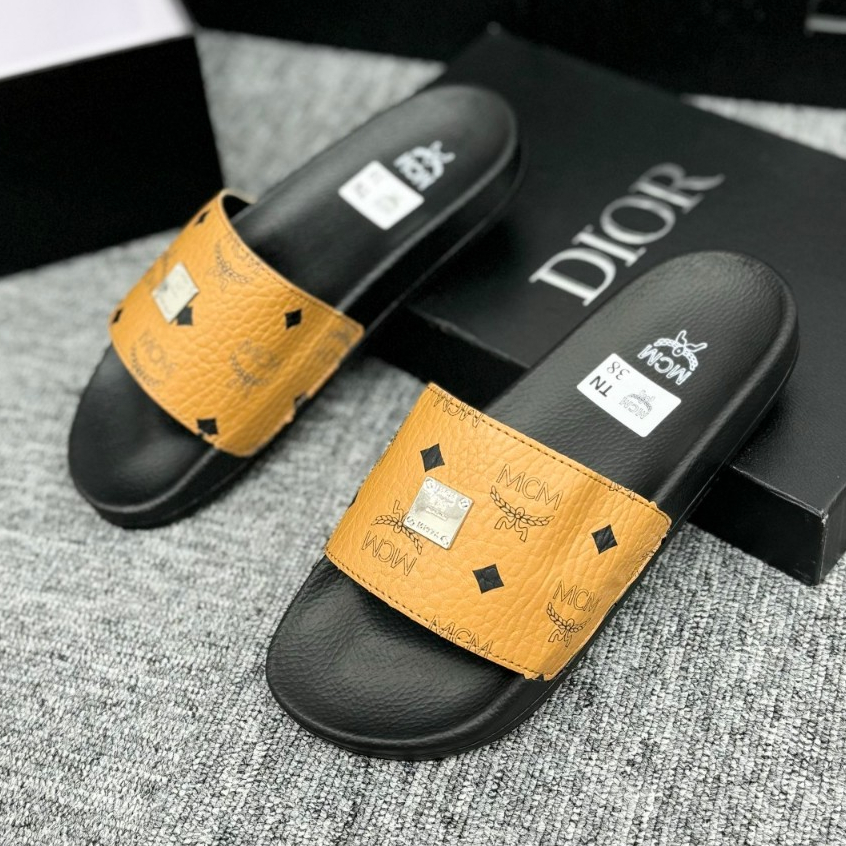 Dép lê nam nữ MCM đế cao su non quai da nhăn phối in hoạ tiết chữ tag logo bạc trước đế êm dầy dặn boy phố 2024 Full Box