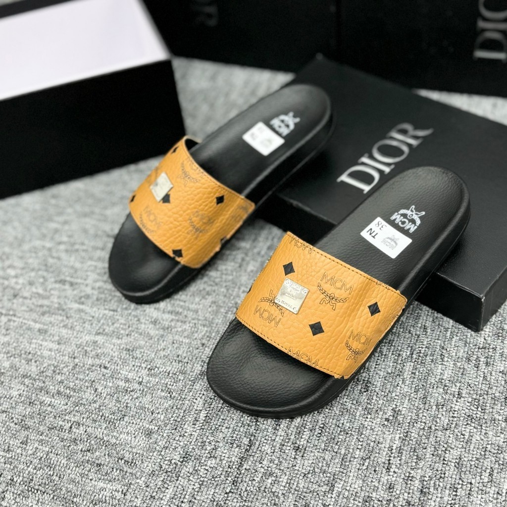 Dép lê nam nữ MCM đế cao su non quai da nhăn phối in hoạ tiết chữ tag logo bạc trước đế êm dầy dặn boy phố 2024 Full Box