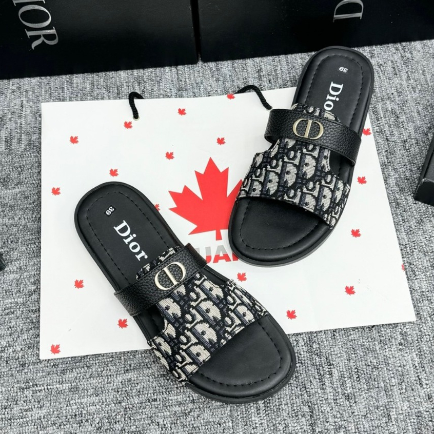 Dép lê nam quai ngang CD quai da Pu đen phối vải dệt vân chữ monogram tag logo bạc đế cao su đúc, Dép DIO Đế Khâu Thêu
