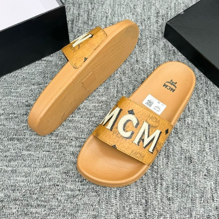 Dép lê quai ngang nam mcm - slide quai da Pu sần dập chữ huy hiệu tag logo kim loại đế cao su non,Dép Nam MờCêMờ