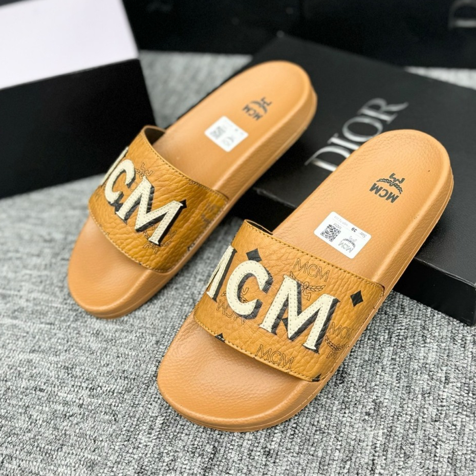 Dép lê quai ngang nam mcm - slide quai da Pu sần dập chữ huy hiệu tag logo kim loại đế cao su non,Dép Nam MờCêMờ