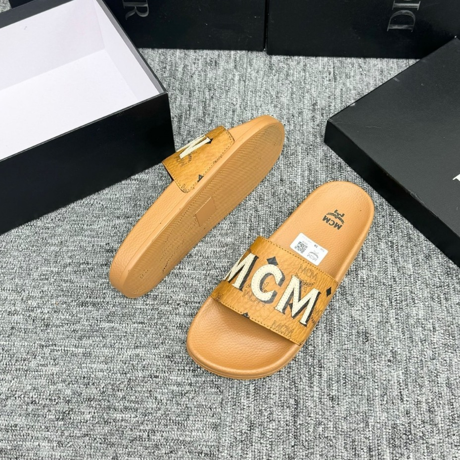 Dép lê quai ngang nam mcm - slide quai da Pu sần dập chữ huy hiệu tag logo kim loại đế cao su non,Dép Nam MờCêMờ
