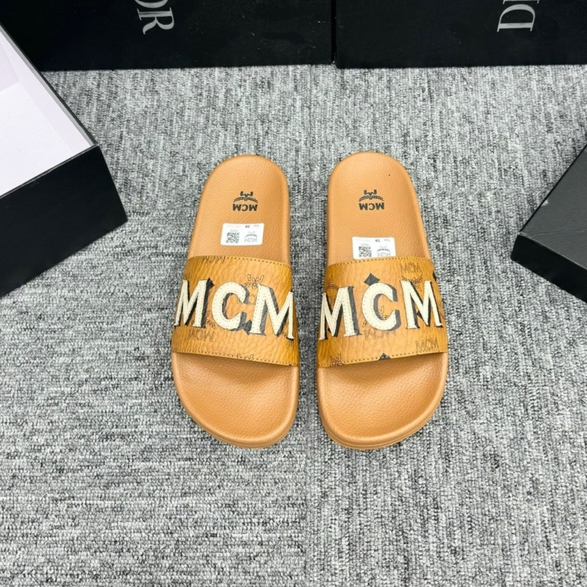 Dép lê quai ngang nam mcm - slide quai da Pu sần dập chữ huy hiệu tag logo kim loại đế cao su non,Dép Nam MờCêMờ