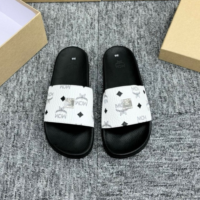 Dép quai ngang MCM Trắng in hoạ tiết đơn giản ,SLIDE SANDAL MCM 'WHITE BLACK'. DÉP MCM DA TRẮNG ĐEN gắn tag kim loại