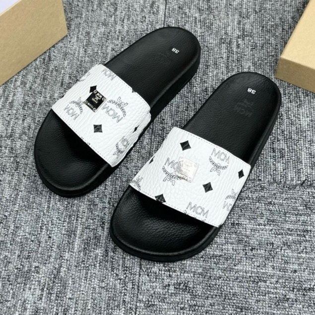 Dép quai ngang MCM Trắng in hoạ tiết đơn giản ,SLIDE SANDAL MCM 'WHITE BLACK'. DÉP MCM DA TRẮNG ĐEN gắn tag kim loại