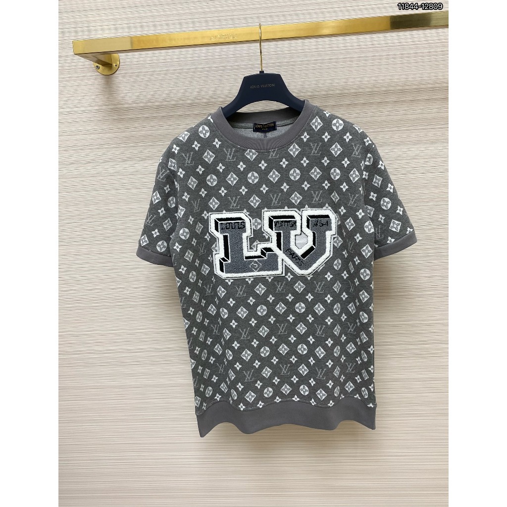 Áo thun LV thêu xù logo họa tiết Chữ đơn giản thiết kế hot trend cặp đôi Nam nữ Mới Nhất 2024 Cực Chất