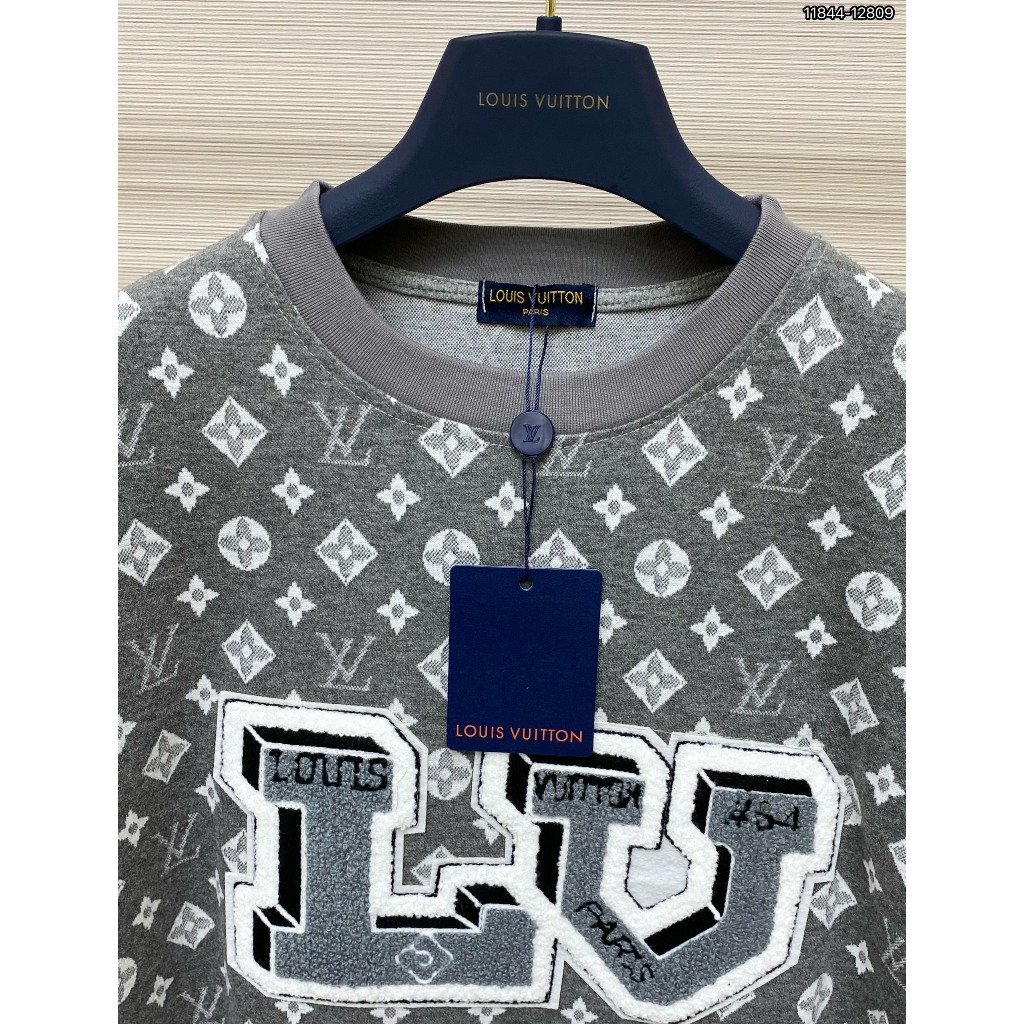 Áo thun LV thêu xù logo họa tiết Chữ đơn giản thiết kế hot trend cặp đôi Nam nữ Mới Nhất 2024 Cực Chất