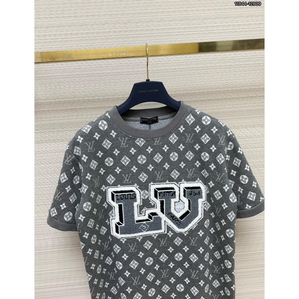 Áo thun LV thêu xù logo họa tiết Chữ đơn giản thiết kế hot trend cặp đôi Nam nữ Mới Nhất 2024 Cực Chất