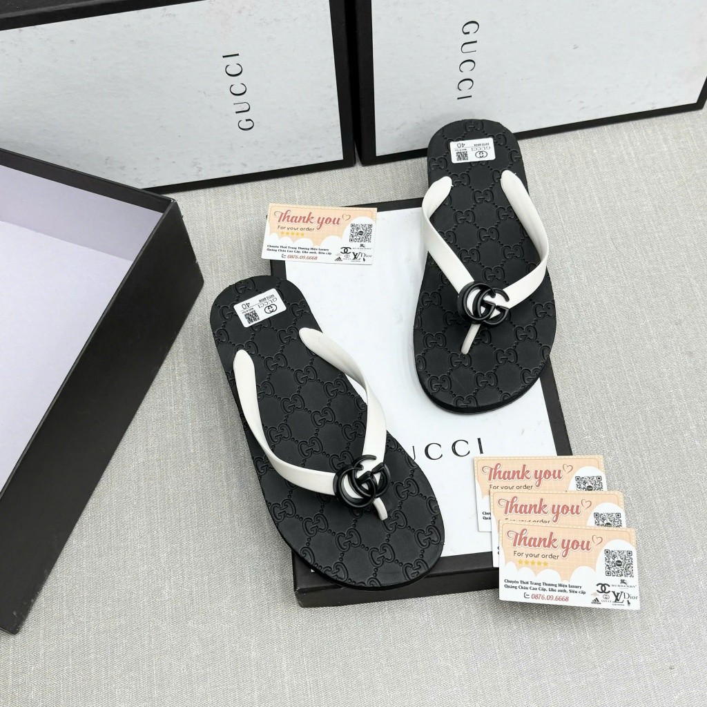 Dép Tông GC Đi Biển xỏ ngón cực chất, Tông gc qai trắng dập vân chìm,Tông GC nam nữ cực sang chảnh đính logo kim loại