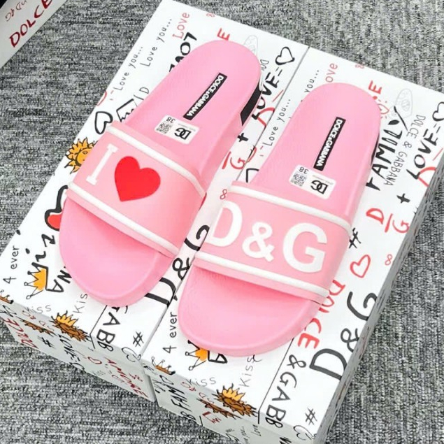 Dép lê nữ hồng quai ngang DG slide hồng cao su quai đúc nổi chữ I Love DG tim đỏ đế nổi hoa văn cao cấp full box