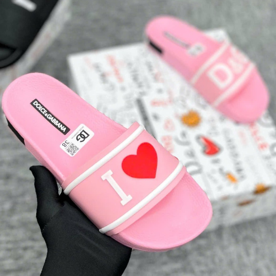 Dép lê nữ hồng quai ngang DG slide hồng cao su quai đúc nổi chữ I Love DG tim đỏ đế nổi hoa văn cao cấp full box