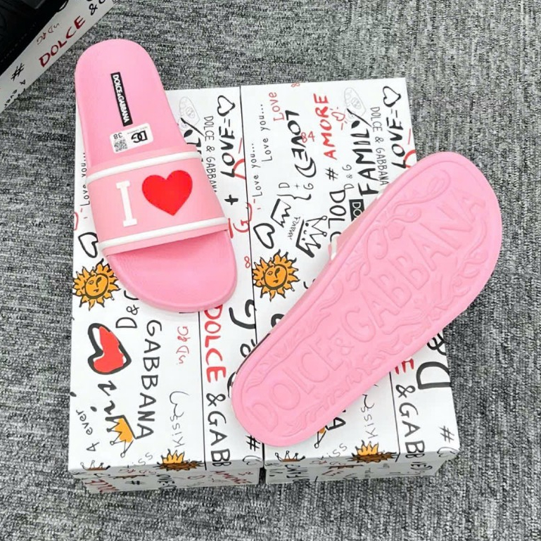 Dép lê nữ hồng quai ngang DG slide hồng cao su quai đúc nổi chữ I Love DG tim đỏ đế nổi hoa văn cao cấp full box