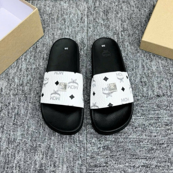 Dép Nam Nữ MCM Trắng Quai Ngang Đính Tag Logo kim loại SIêu Đẹp full box - Dép Quai Ngang Nam Nữ M.C.M Phối Màu