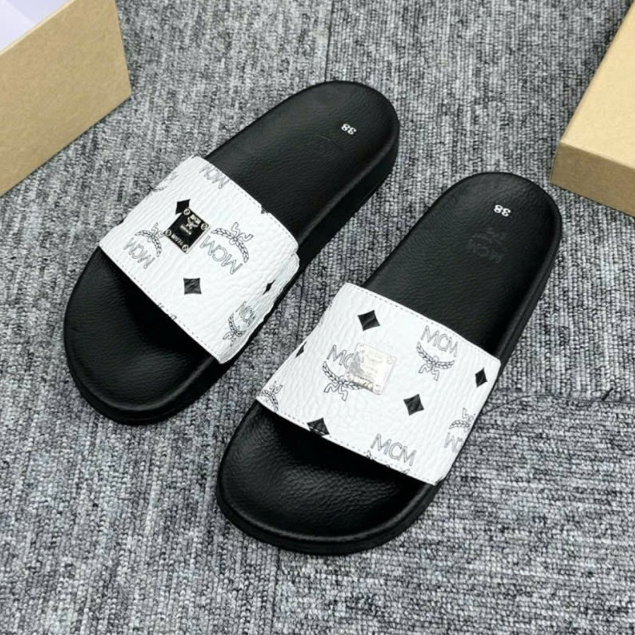 Dép Nam Nữ MCM Trắng Quai Ngang Đính Tag Logo kim loại SIêu Đẹp full box - Dép Quai Ngang Nam Nữ M.C.M Phối Màu