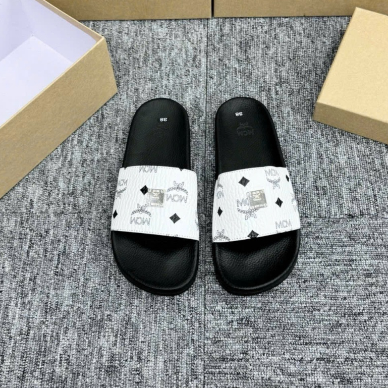 Dép Nam Nữ MCM Trắng Quai Ngang Đính Tag Logo kim loại SIêu Đẹp full box - Dép Quai Ngang Nam Nữ M.C.M Phối Màu