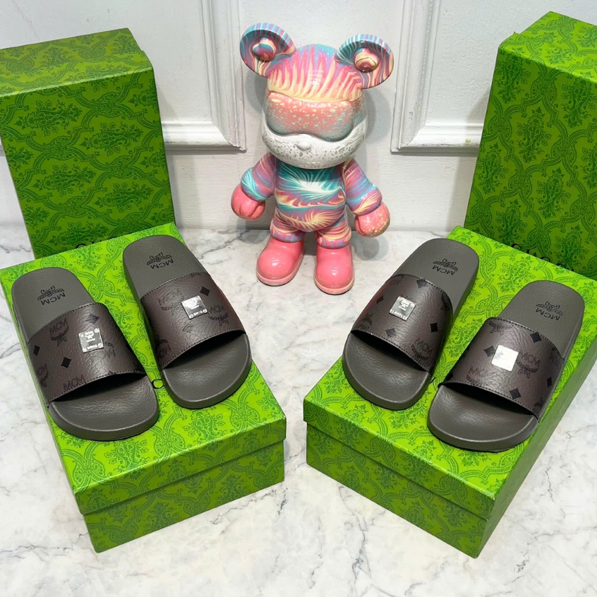 Dép quai ngang nam nữ MCM XÁM Rêu tag gương QC loại 1,Dép MCM Wmms Slides Monogram Rêu bản Trơn.