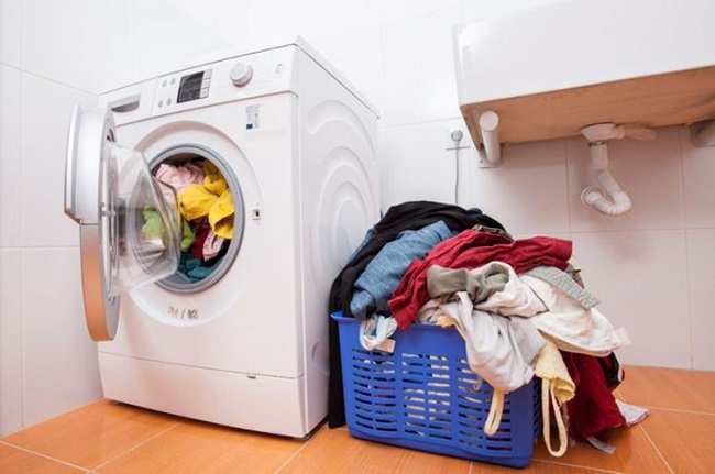 Cho quá nhiều quần áo vào máy giặt
