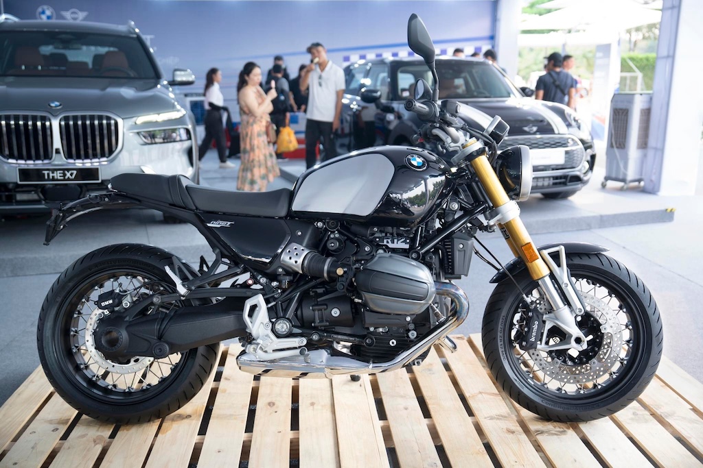 Cận cảnh mô tô phân khối lớn hoài cổ BMW R 12 nineT tại Việt Nam, giá đắt hơn đối thủ Triumph Speed Twin 1200 RS tới gần 100 triệu đồng