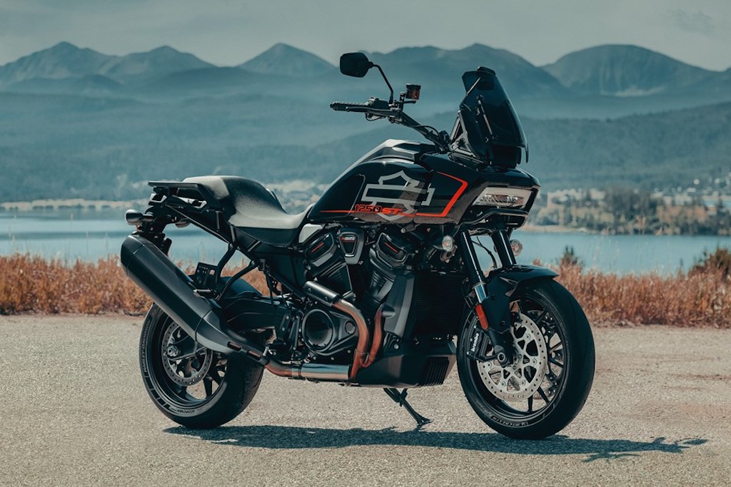 Lần đầu tiên trong lịch sử Harley-Davidson nhảy vào phân khúc sport adventure, tung Pan America ST cạnh tranh BMW S 1000 XR và Ducati Multistrada Pikes Peak