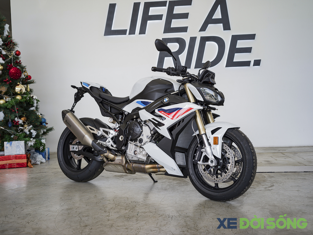 Cận cảnh siêu naked bike BMW S 1000 R bản M Package tại Việt Nam, giá lên tới 879 triệu đồng nhưng vẫn chưa phải cao nhất