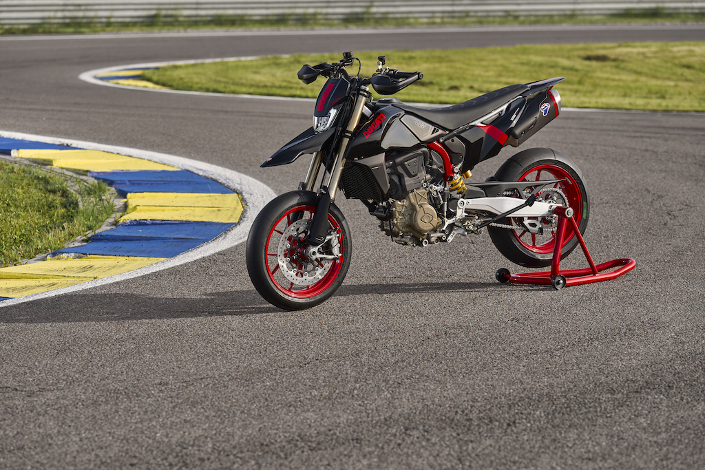 Ducati Hypermotard 698 Mono Nera ra mắt: không chỉ “đen hóa” mà còn được nâng cấp hiệu năng bằng loạt trang bị cao cấp