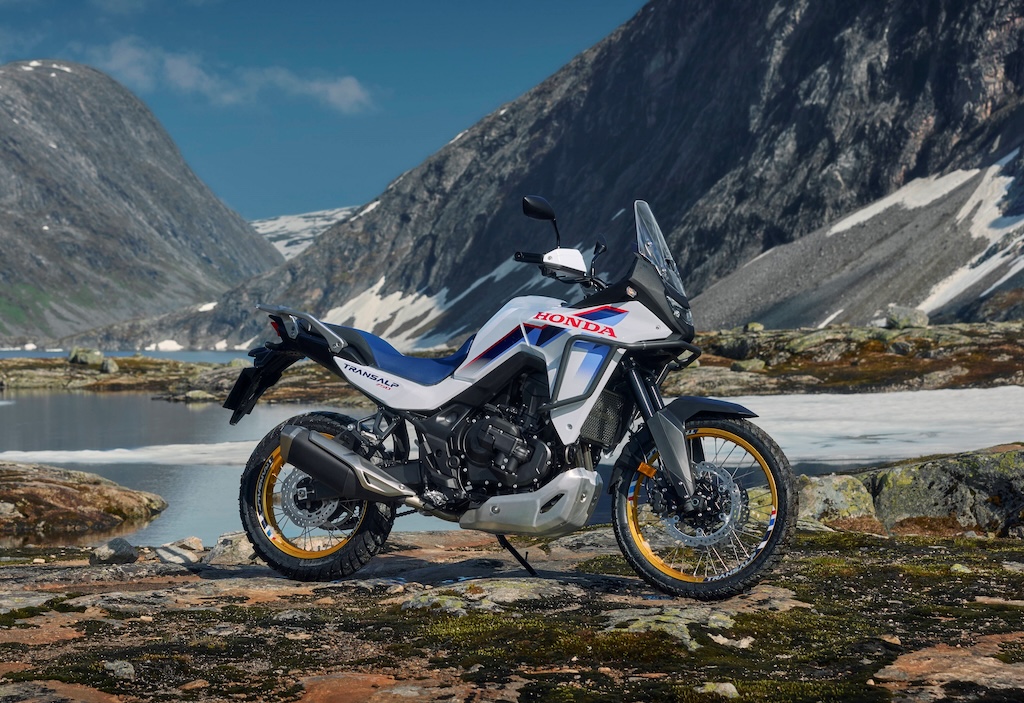 Vừa mới đổi thiết kế năm ngoái, năm nay Honda lại nâng cấp tiếp cặp đôi CB750 Hornet - XL750 Transalp