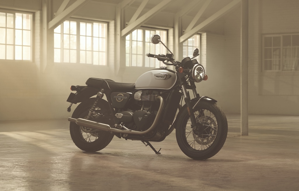 Giữ nguyên thiết kế hoài cổ kinh điển, Triumph Bonneville T100 và T120 được cập nhật công nghệ tiên tiến của xe hiện đại