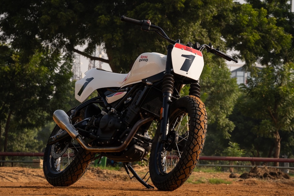 Royal Enfield tung mô tô dáng flat tracker cổ điển FT450, phả hơi nóng lên Triumph Scrambler X 400