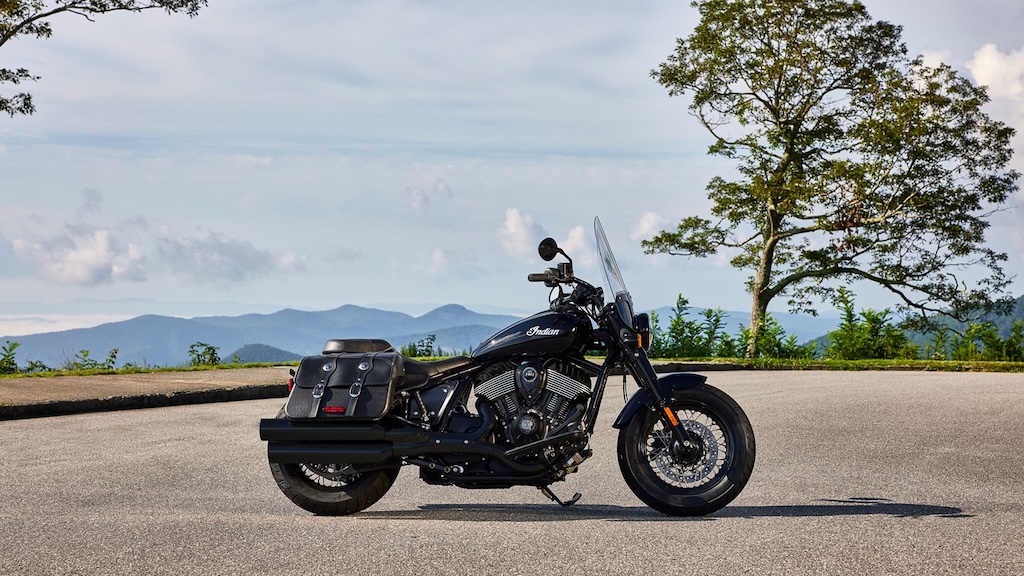 Đấu Harley-Davidson Heritage Softail, Indian tung cruiser với túi mềm Super Chief Dark Horse thiết kế