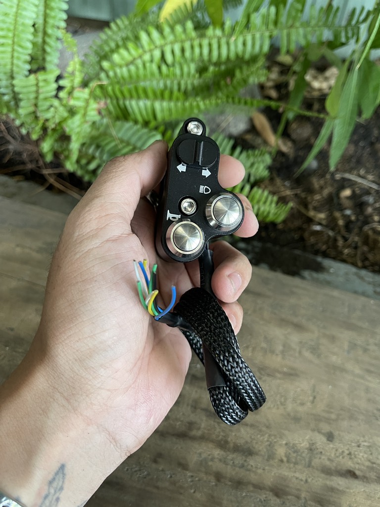 Cùm công tắc trái - phải cnc 22mm tình trạng 95% như mới