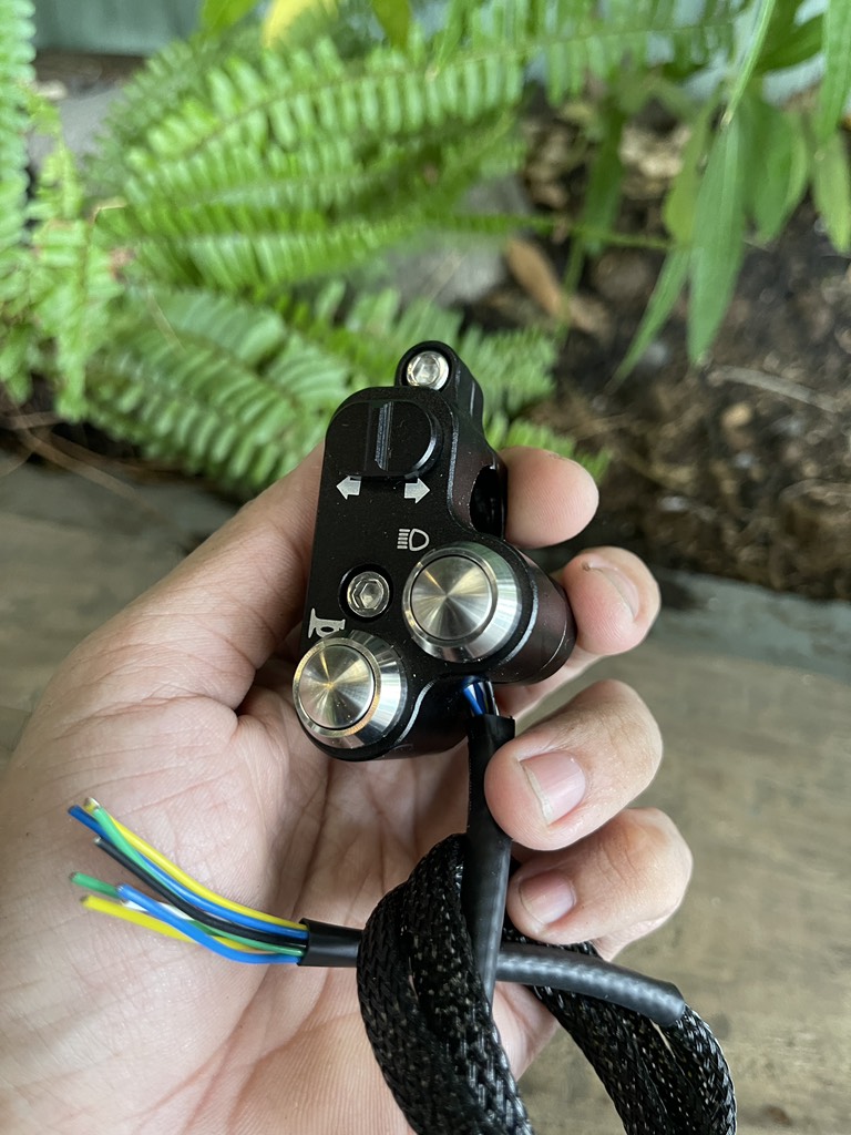 Cùm công tắc trái - phải cnc 22mm tình trạng 95% như mới