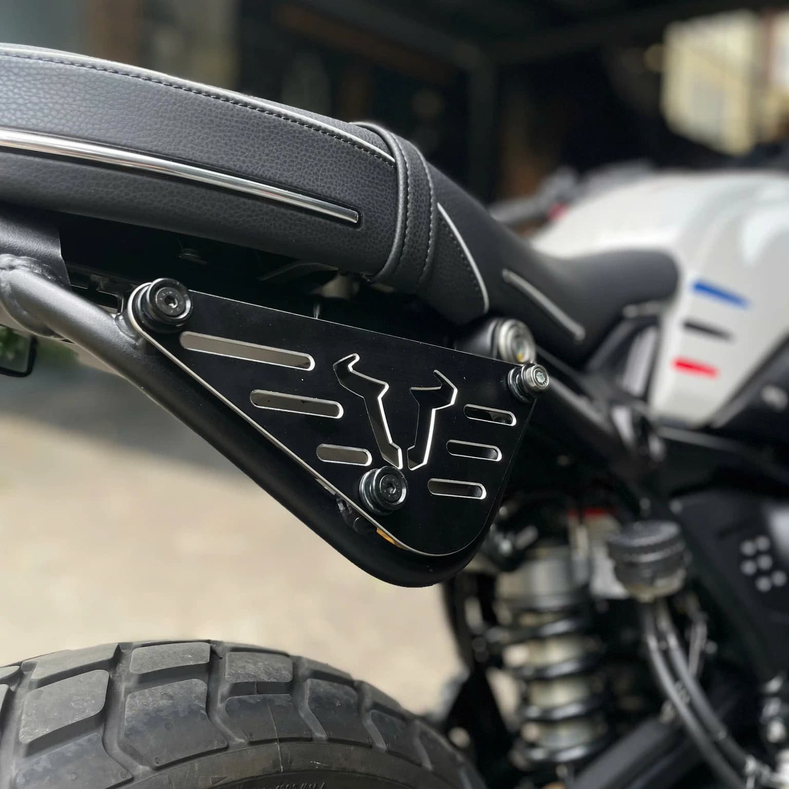 Khung túi SW Motech BMW RNineT (bên phải) + cover plate - 590KG