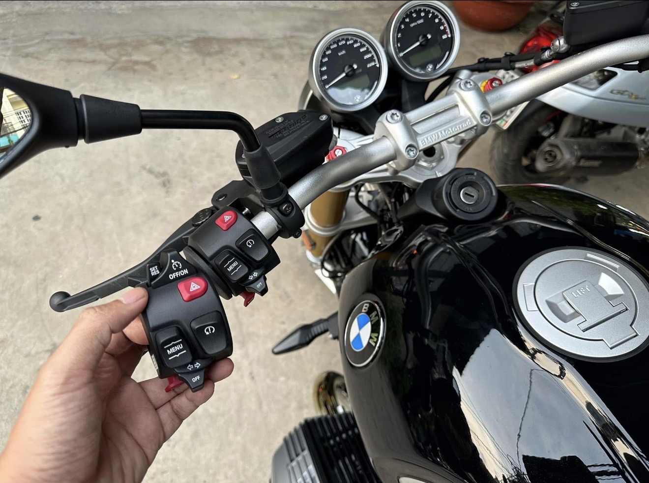 Cùm cruise control BMW RNineT (ga điện) - 616 KG