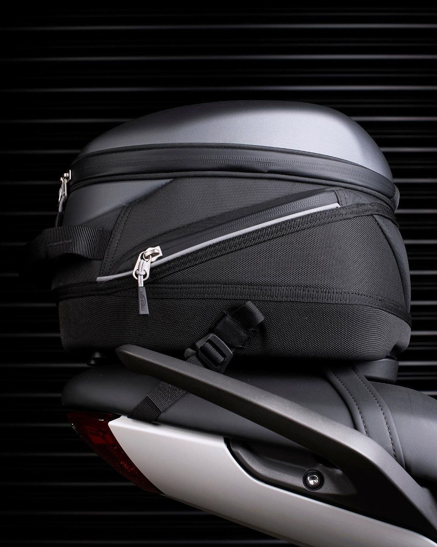 Túi yên sau Triumph Trident 660 chính hãng Triumph - 483