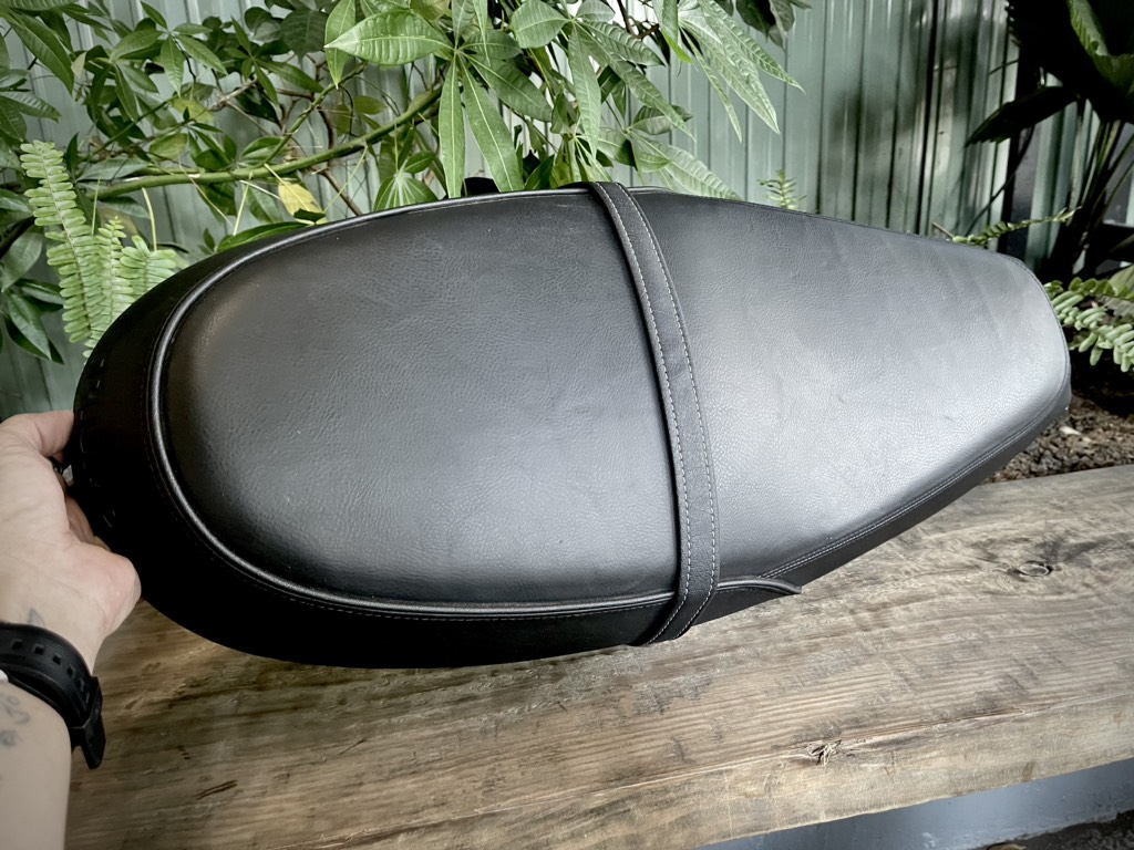 Yên zin tháo xe - TRIUMPH T100 / T120 tình trạng 90%