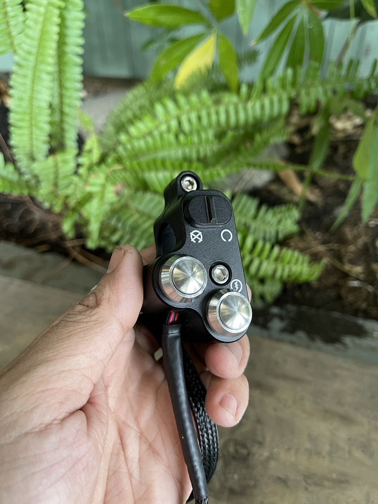 Cùm công tắc trái - phải cnc 22mm tình trạng 95% như mới