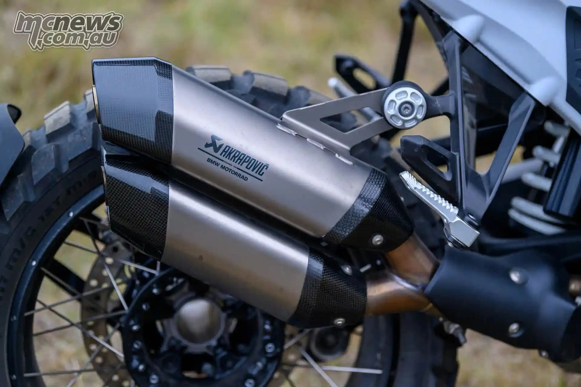Pô Akrapovic Slip On Double màu bạc cho BMW R1300 GS/GSA - 499 KG