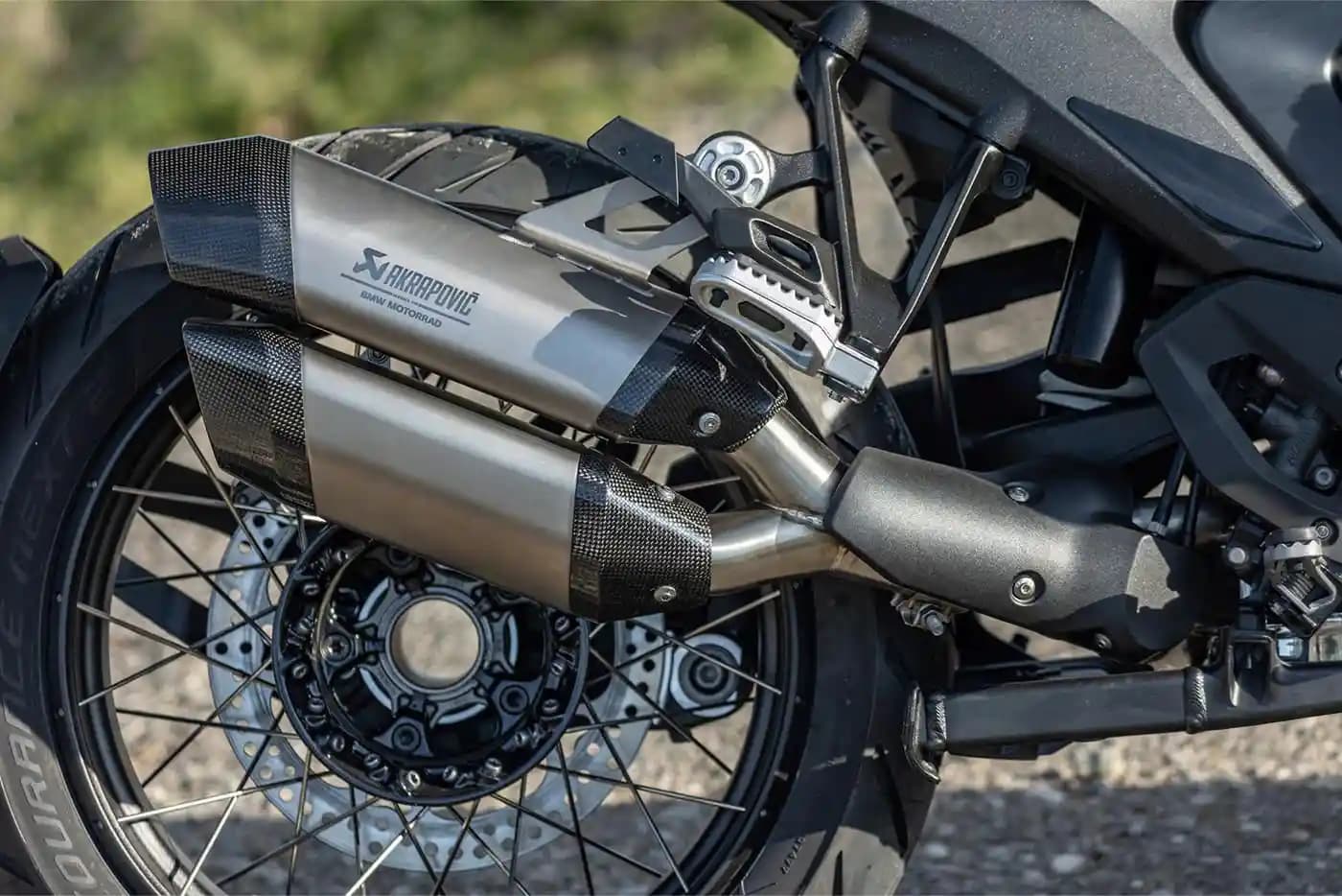 Pô Akrapovic Slip On Double màu bạc cho BMW R1300 GS/GSA - 499 KG