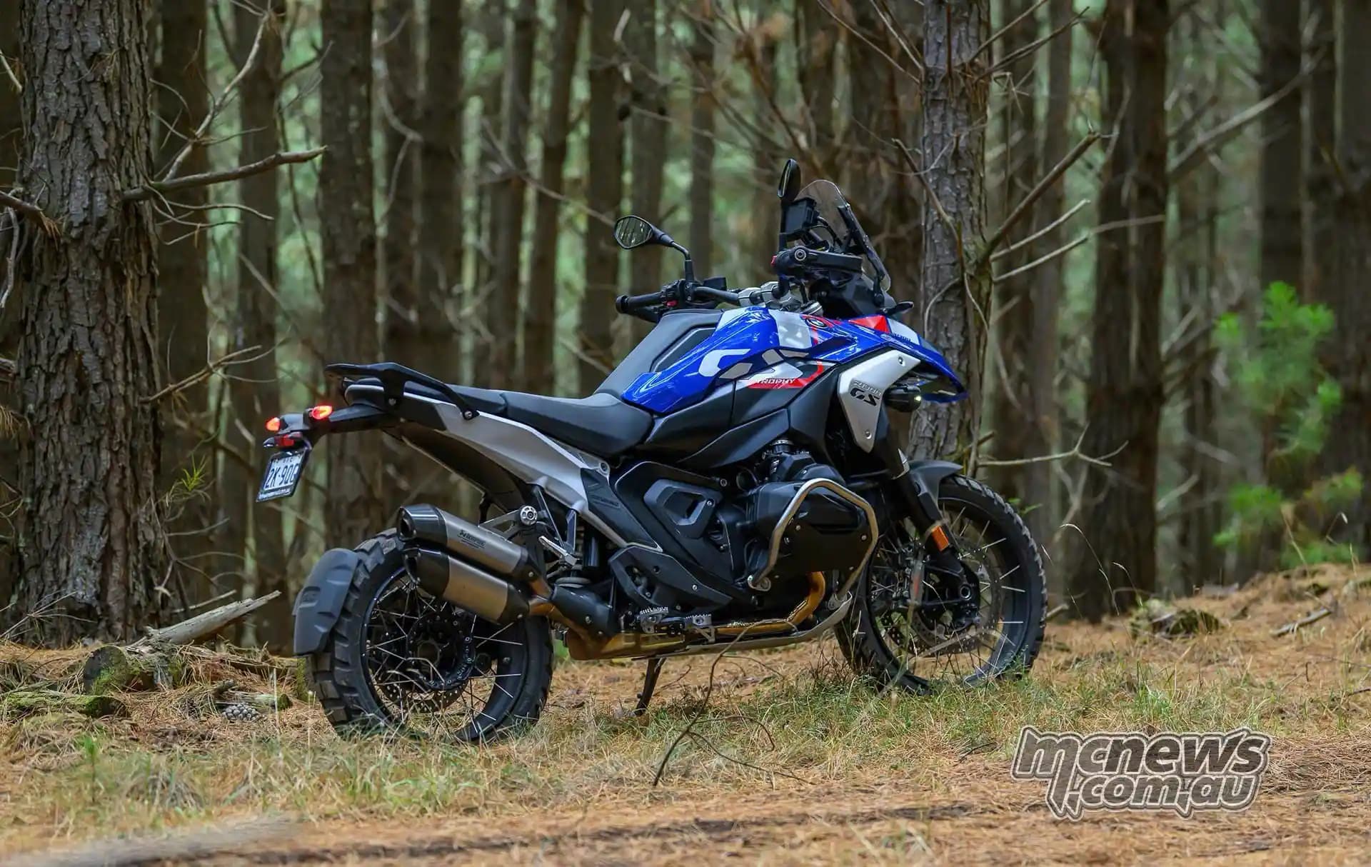 Pô Akrapovic Slip On Double màu bạc cho BMW R1300 GS/GSA - 499 KG
