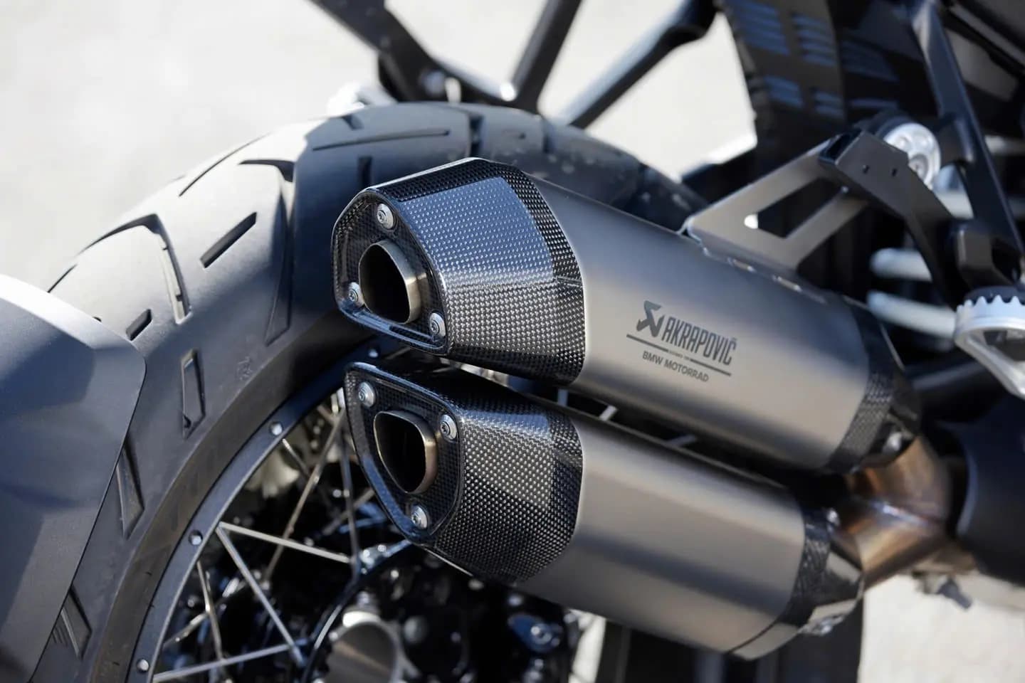 Pô Akrapovic Slip On Double màu bạc cho BMW R1300 GS/GSA - 499 KG