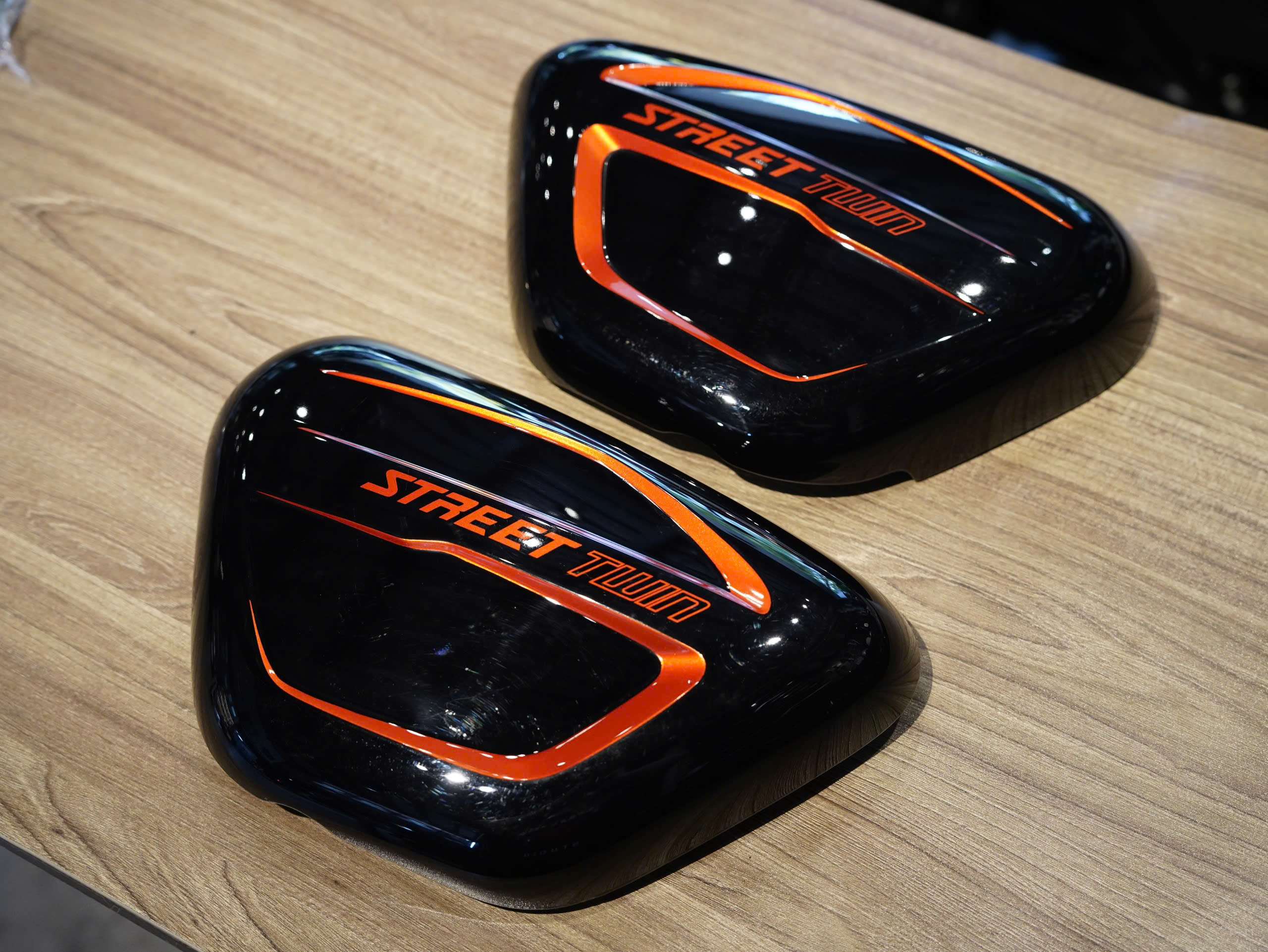 Cặp cốp hông Triumph Street Twin đỏ đen - 173