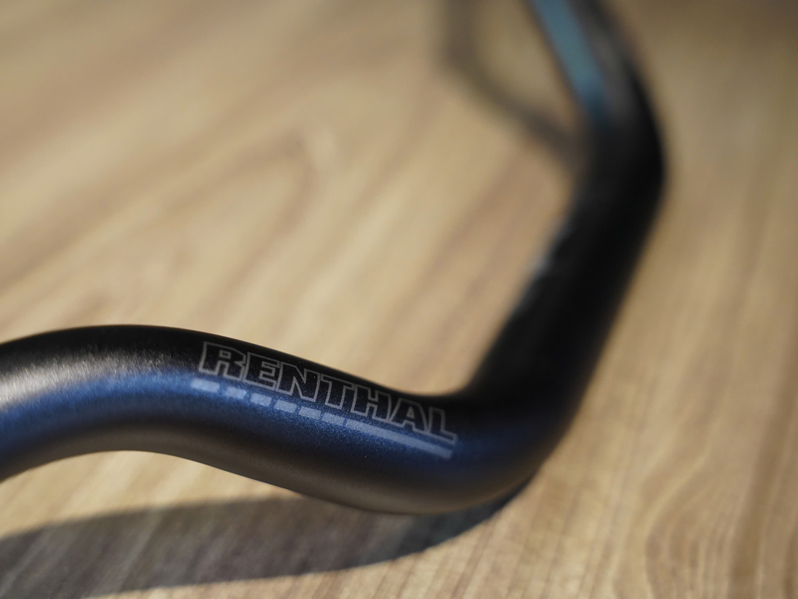 Ghi đong Renthal Fatbar đen nhám 28mm - 145