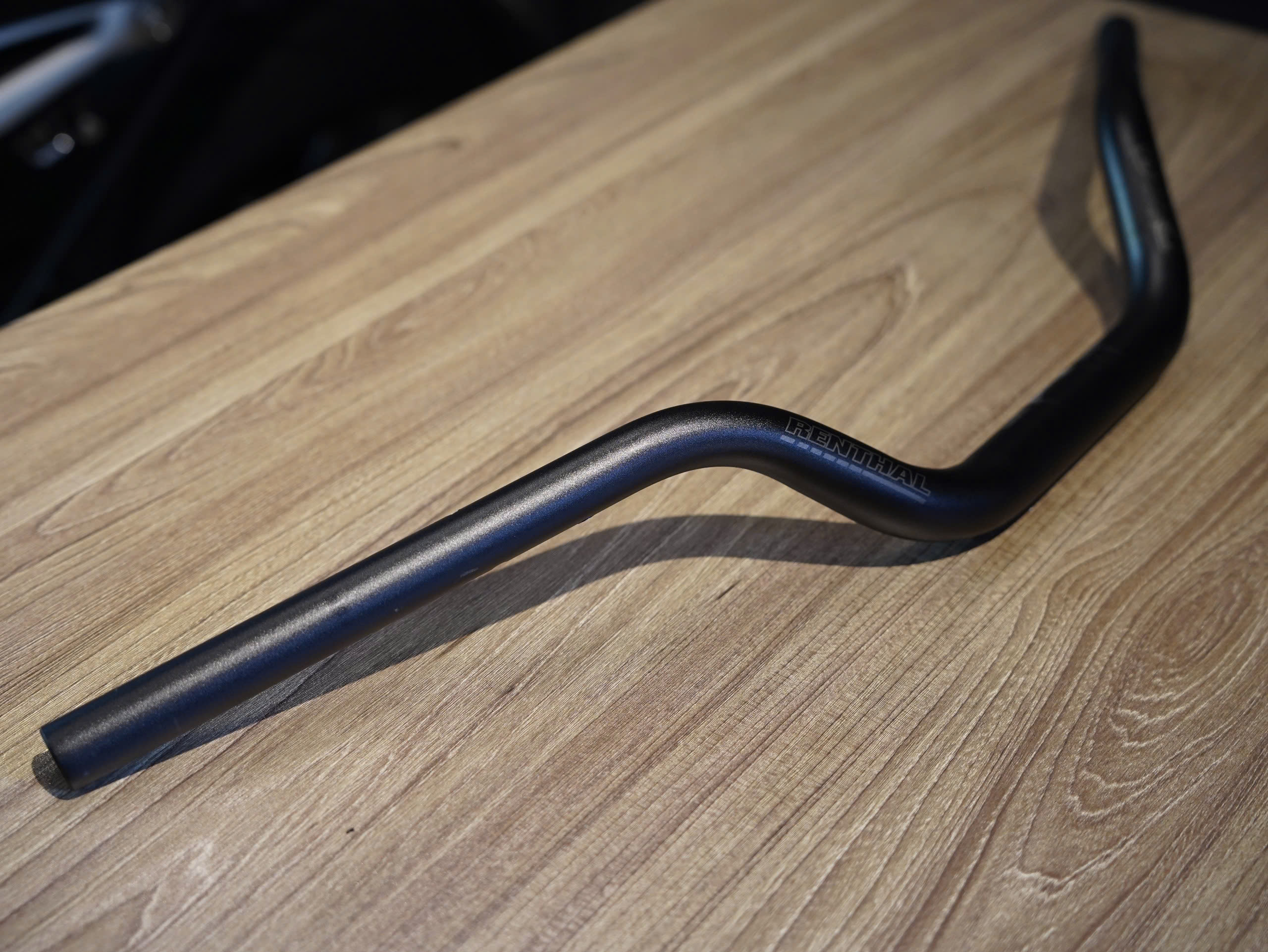 Ghi đong Renthal Fatbar đen nhám 28mm - 145