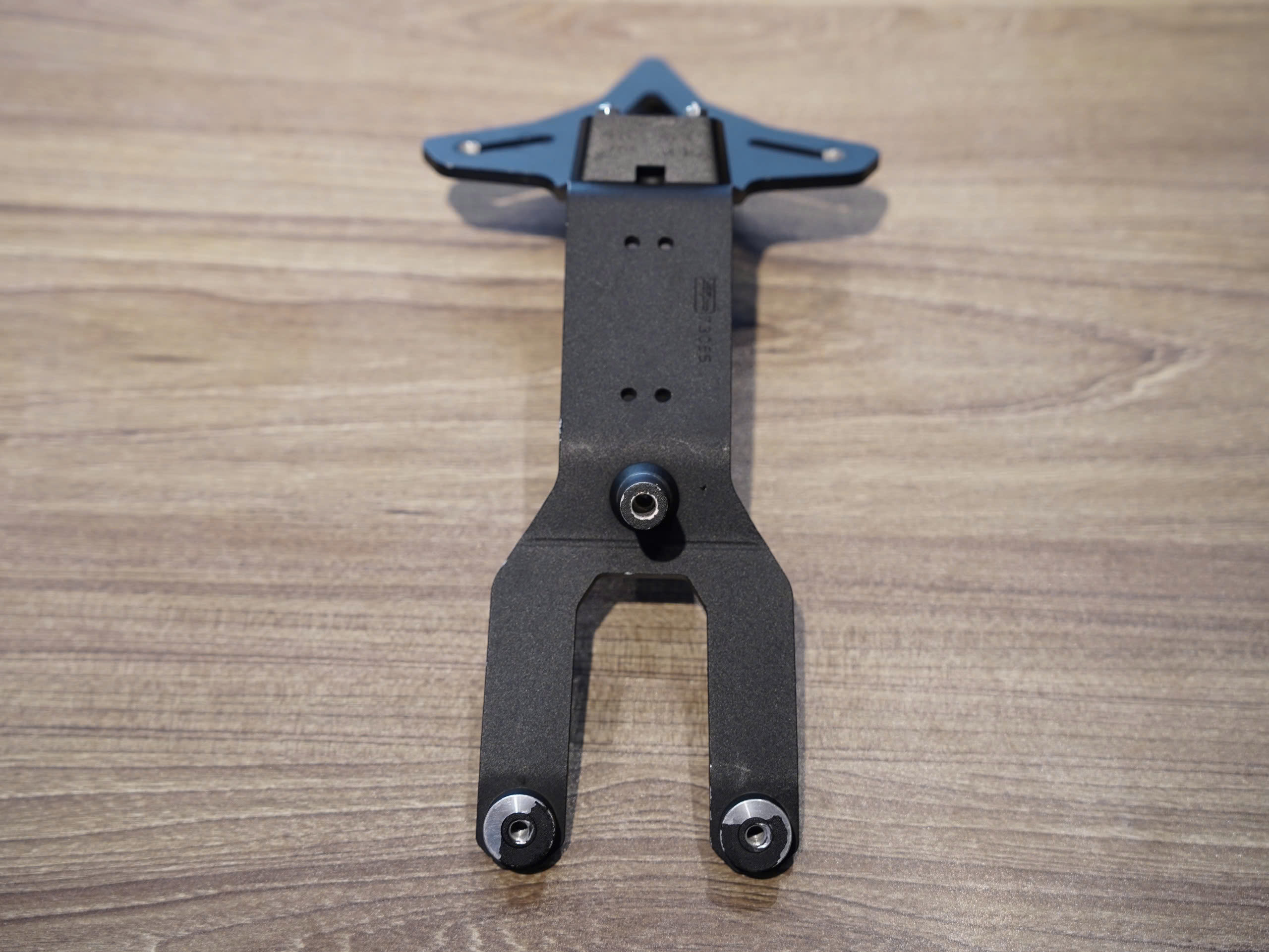 Pát biển số Evotech đen - 152