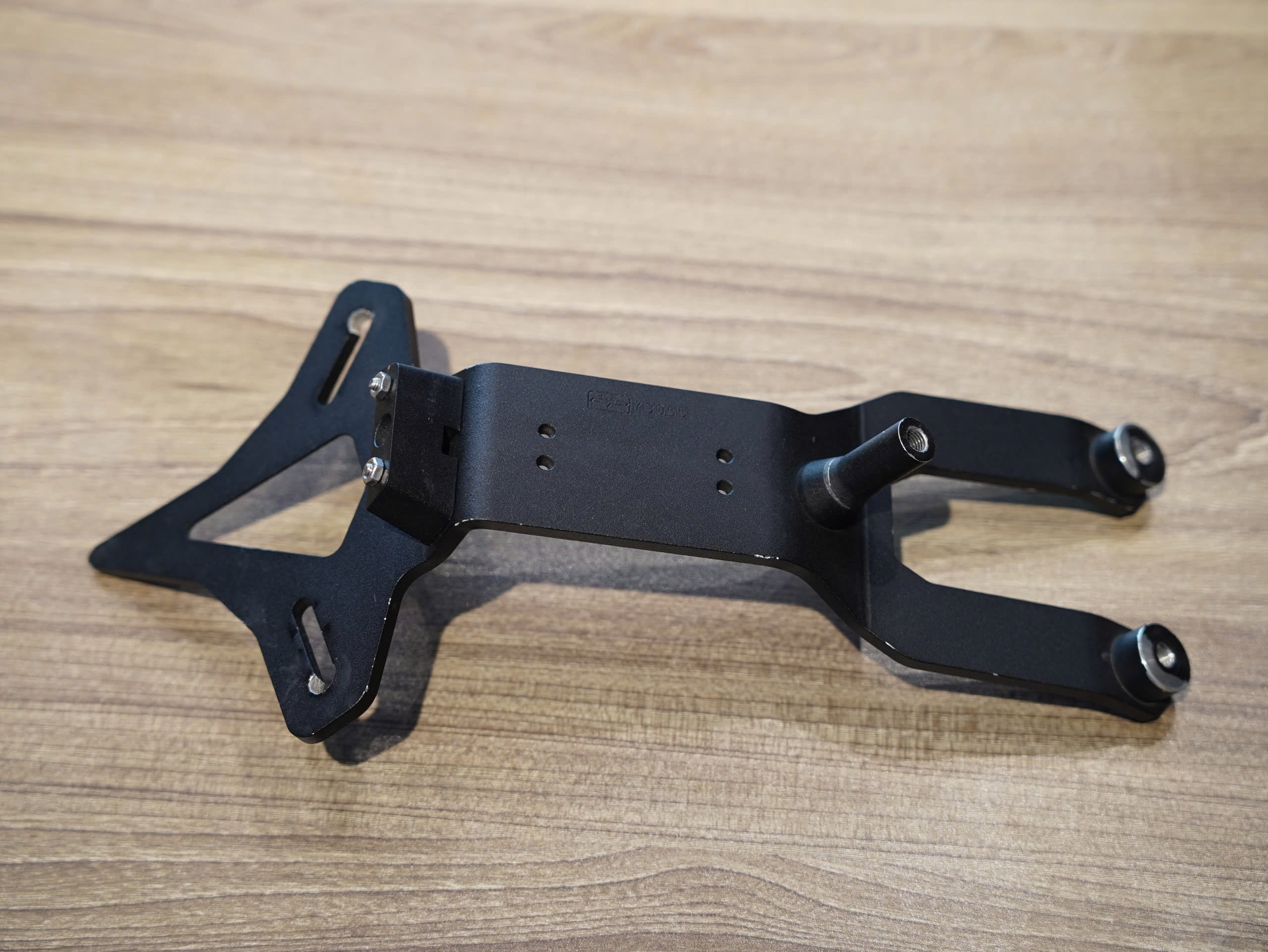 Pát biển số Evotech đen - 152